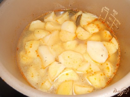 С вареного картофеля слить воду, а тем временем нагреть молоко.