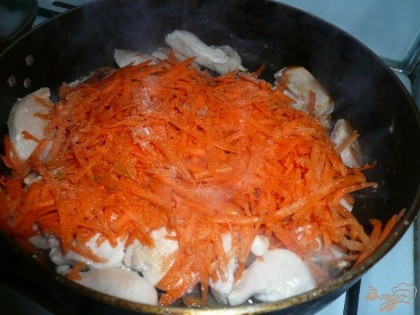 Морковь мою, чищу, натираю на крупной терке. Кусочки грудки переворачиваю, выкладываю в сковороду морковь, солю еще немного. Обжариваю на сильном огне все вместе.
