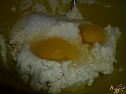 Затем добавляю к манке со сметаной яйца и сахар.