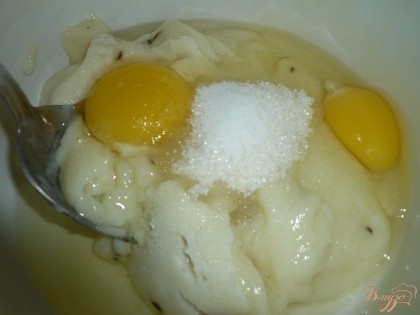 Сыр плавденный подойдет и покупной и домашний. Выкладываю сыр в глубокую миску, добавляю яйца, сахар и соль.
