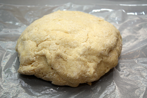 Быстро-быстро замесить тесто (вернее просто собрать его в шар) и убрать в холодильник на 30-40 минут, завернув в пищевую пленку.