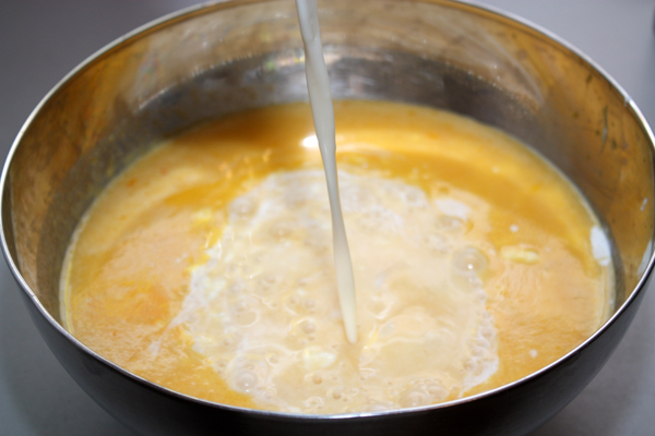 Пока тесто печется, лимонную начинку процеживаем и добавляем в нее сливки. Перемешиваем.