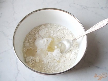 Делаем тесто на вареники. В миску насыпаем муку, наливаем в нее горячую воду, кладем пару щепоток соли и перемешиваем.