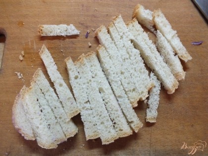 Хлеб нарезаем соломкой и запекаем до состояния гренок.