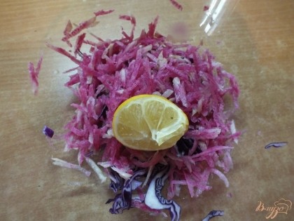Заправляем овощи лимонным соком и солью по вкусу.