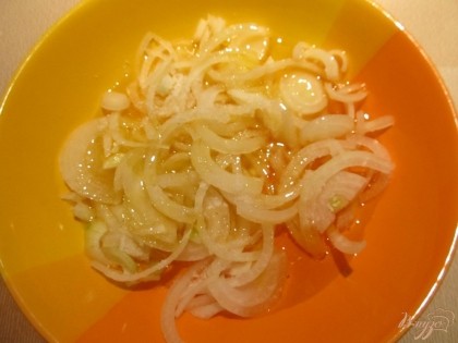 В тарелку кладем лук, обильно посыпаем солью и поливаем растительным маслом.
