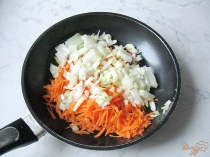 Морковь трем на терке, а лук мелко нарезаем. На сковороду наливаем подсолнечное масло. Кладем овощи и припускаем их на небольшом огне 10 минут.