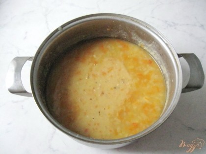 Варим суп до готовности гороха и овощей. В конце солим, перчим по вкусу.