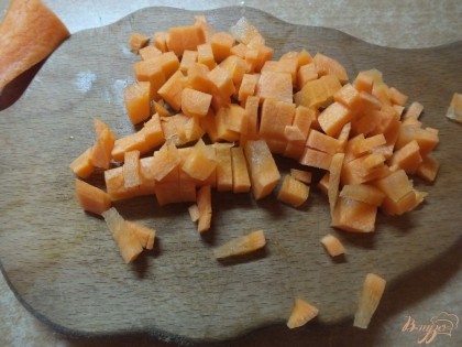 Морковь режем кубиками не мелко.