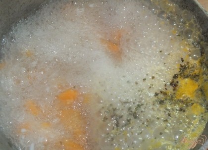 Через 5 мин после моркови кладем базилик, соль и перец по вкусу. Еще через 5 мин - огурец. Варим до готовности риса.