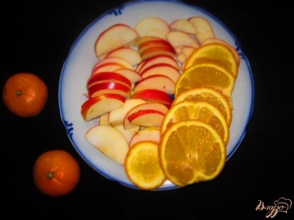 Нарезаем тонкими дольками яблоки. Апельсин ошпарить в кипятком, что бы избавится от горечи. Нарезать кружочками.
