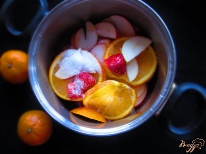 В кастрюлю положить клубнику, нарезанные фрукты добавить сахара немного теплой воды перемешать и оставить на минут 30, что бы фрукты пустили сок.