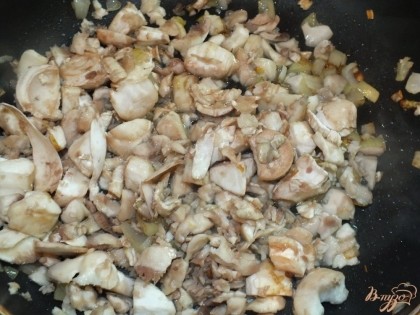 Мякоть из грибов с ножками добавляем к румяному луку и жарим до готовности посыпав тимьяном. Отвариваем куриное филе.