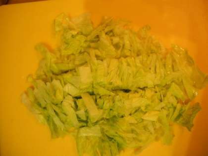 Тонко нарезать листья салата
