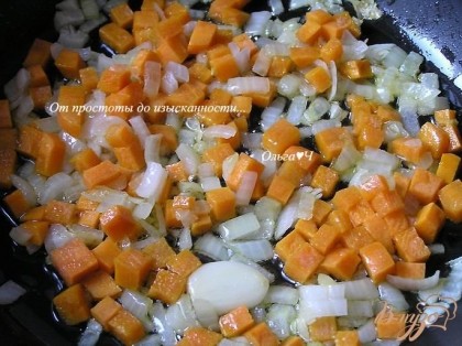 Лук, морковь и чеснок обжарить на растительном масле,
