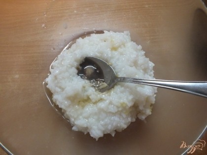 В миске смешиваем рис солью и маслом по вкусу.