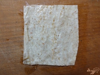 Каждый квадратик лаваша с одной стороны смазываем маслом так, чтобы оно не стекало (немного то-есть).