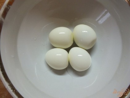 Яйца варим в крутую.