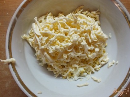 Сыром трем тоже на крупную терку.