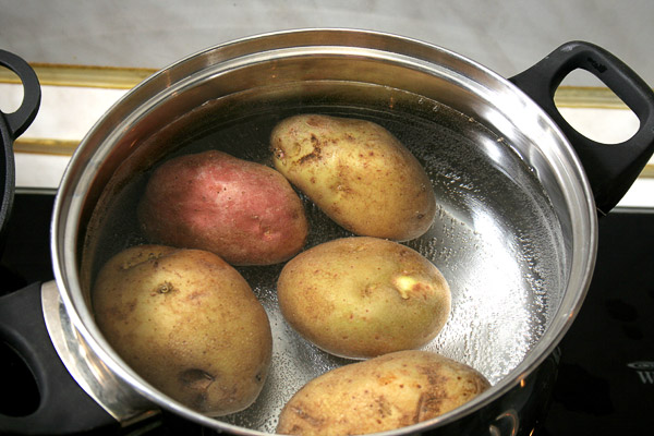 Отварить яйца в крутую. Так же отварить картофель в мундире, в подсоленной воде. Для рецепта достаточно всего 2 средних картофелин.