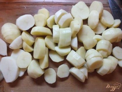 Картофель чистим и моем хорошо. Нарезаем ломтиками от 0.5 до 1.5 см. Чем толще ломтики картофеля - тем мягче он будет в результате. Я люблю хрустящий - режу тоньше.