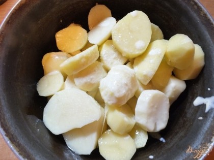 Смешиваем картофель с майонезом и растительным маслом.