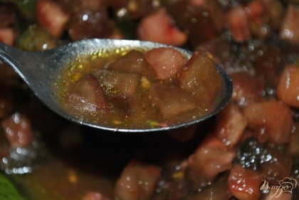 Добавить оливкового масла и хорошо перемешать, чтобы помидоры пустили побольше сока