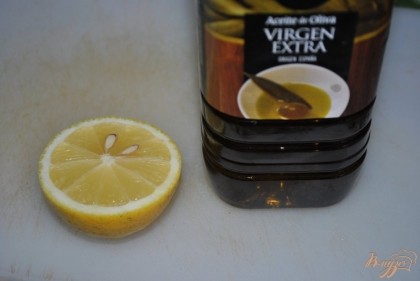 Заправить оливковым маслом и лимонным сокомеще раз перемешать
