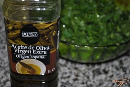 Заправить салат оливковым маслом