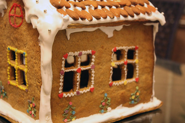 Дверь для домика можно сделать из шоколада, а сам дом посыпать кокосовой стружкой, чтобы создать ощущение снега.