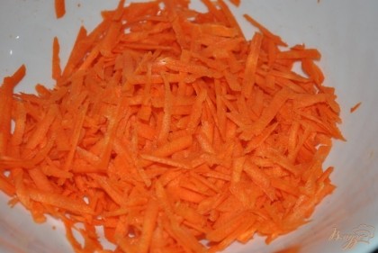 Очистить и натереть морковь на крупную терку