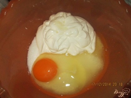 Яйцо растереть с сахаром и добавить муки и все хорошо перемешать (белый корж).