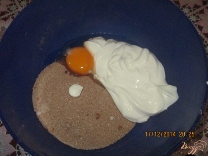 Яйцо растереть с сахаром и добавить муки и 2ст. л какао и все хорошо перемешать(шоколадный корж).