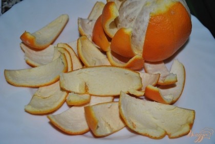 Очистить апельсины и лимон от кожуры