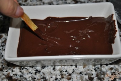 Растопить шоколад и каждую корку обмокнуть наполовину в шоколаде