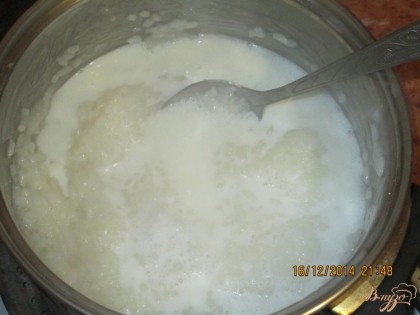 Молоко вскипятить в отдельной посудине. Когда вода выкипит нужно добавить кипяченое молоко и варить 15-20мин на слабом огне периодически помешивая. Нужно следить чтобы каша не пригорела. За 2мин до готовности добавьте соль, сахар. и сливочное масло.