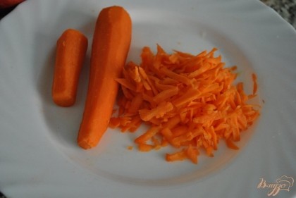 Очистить и натереть на терке морковь