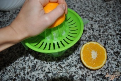 Выжать сок из апельсина и заправить им салат.
