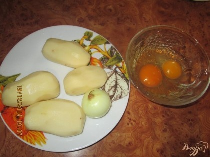 Картофель и лук помыть и почистить.