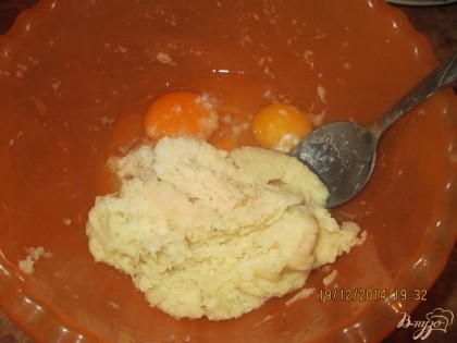 Картофель и лук натереть на мелкой терке. Сок отцедить.  В большой миске смешайте тертый на терке картофель, яйца, лук, муку, соль и перец.