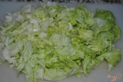 Нарезать крупно или просто порвать руками салат латук
