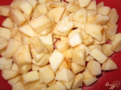 Яблоки помойте, очистите от кожуры. Нарежьте на мелкие кусочки.