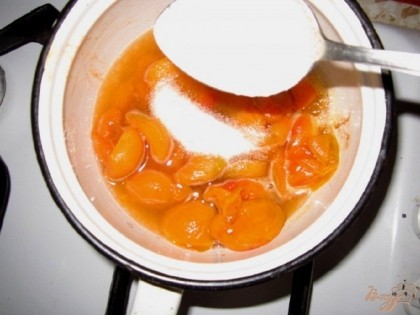 Кладем замороженные абрикосы в каструлю, добавляем сахар,корицу, крахмал. Варим до загустения начинки.