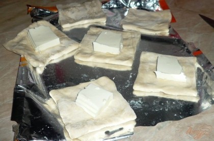 Сыр кладу в центр квадратиков теста.