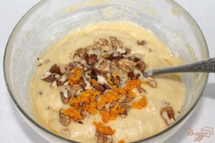 Снимаем цедру с апельсина и кладем в пиалу. Грецкий орех раскалываем на кусочки, добавляем в тесто и все перемешиваем.