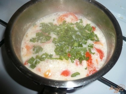 В конце варки кидаю горсть нарезанного зеленого лука (у меня сушеный), перемешиваю, варю еще полминутки, закрываю кастрюльку крышкой и даю супу настояться минут 15.