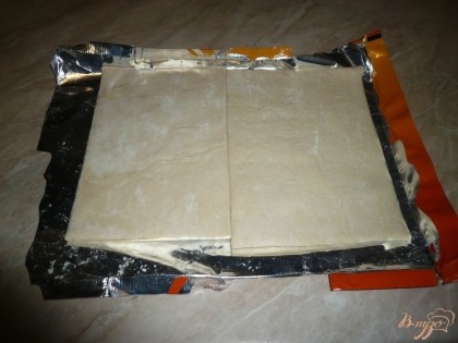 Тесто размораживаю согласно инструкции на упаковке. Для слоек беру полупаковки - 250г.