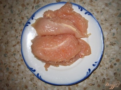 Нарежьте куриное филе на кусочки и отбейте его на отбивные.