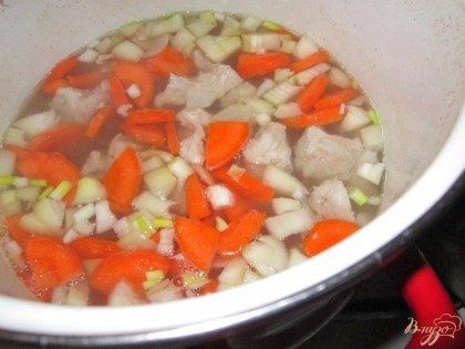 Добавить картофель. Сдобрить солью с перцем и варить до готовности. Заправить суп мелко рубленной зеленью, накрыть крышкой и снять с плиты.