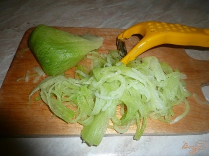 Редьку измельчаю при помощи ножа для приготовления моркови по корейски, но можно просто натереть на терке.